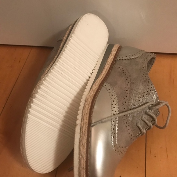 Size 7. Never worn silver shoes. Not leather - Picture 2 of 3